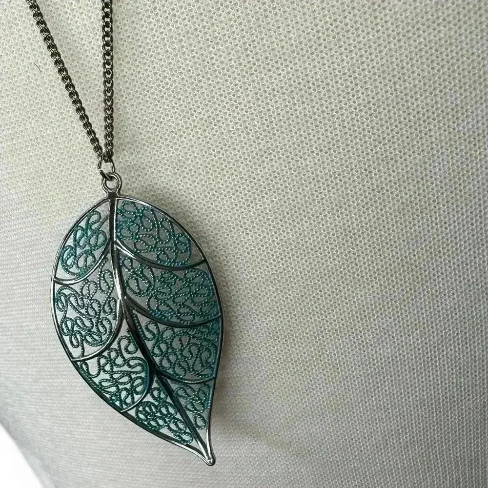 Silver and blue chain leaf pendant, necklace, women’s jewelry